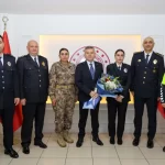 artvin-valisi-ergun-polis-teskilatini-kabul-etti-WEz1W4AP.webp.webp.webp